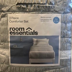 NWT 2 piece Comforter Set Twin/XL Twin